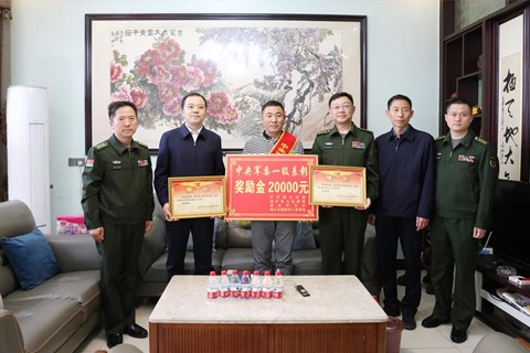 王景宇为中央军委一级表彰军人家庭送喜报